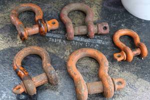 lot 96 image: SHACKLES AND PINS