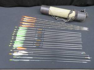lot 62 image: LARGE QUIVER OF NEWER ARROWS