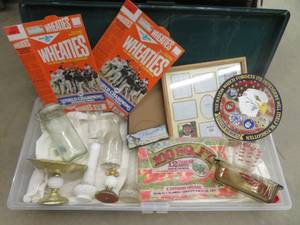 lot 71 image: PLASTIC BIN WITH COVER FULL OF MISC ITEMS