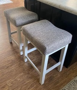 lot 014 image: 2 NEW LOW BAR STOOLS