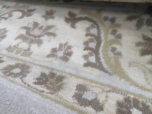 lot 107 image: LARGE FLOOR RUG