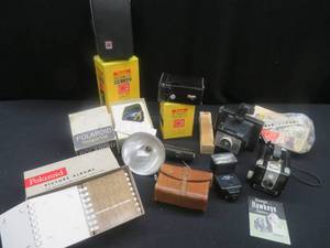 lot 133 image: LARGE VINTAGE CAMERA LOT