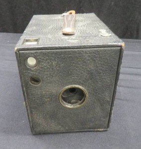lot 160 image: VINTAGE #3 BROWNIE CAMERA
