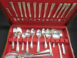 lot 8 image: EXQUISITE FULL SET OF SILVER PLATE IN ORIGINAL BOX