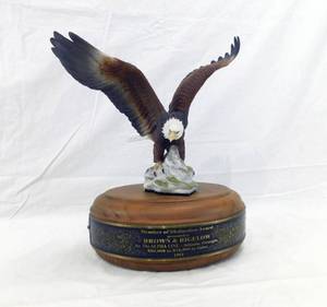 lot 92 image: Vintage 1985 American Eagle Gallery Fine Porcelain Studio Design Eagle E-8504 on Wood Presentation Stand