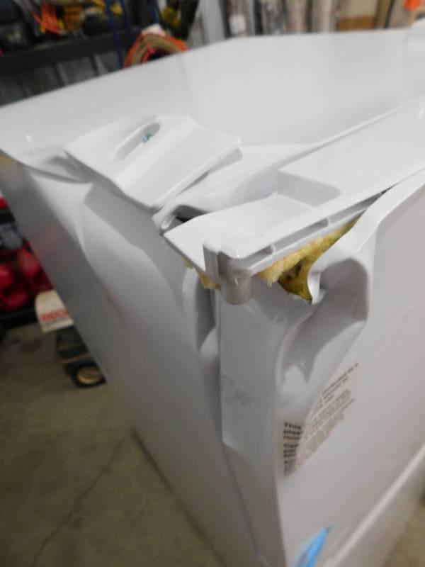 lot 212 image: Magic Chef  10.1 cu. ft. Top Freezer Refrigerator in White