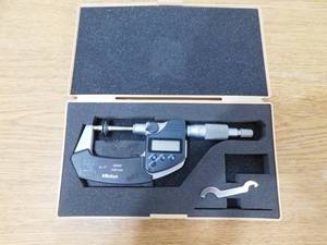 lot 123 image: MITUTOYO  0 to 1 Inch, Ratchet Stop Thimble, IP54 Water Resistance, Electronic Disc Micrometer