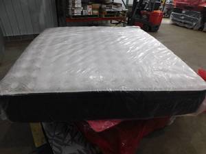 lot 5 image: King - Kirkland Signature by Stearns & Foster 14.5 Lakeridge Mattress