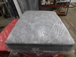 lot 7 image: Queen - Sealy Posturepedic Carver 13.5 Plush Mattress