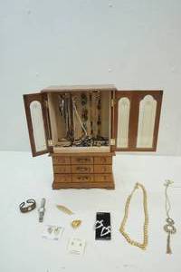 lot 14 image: Jewelry, Jewelry