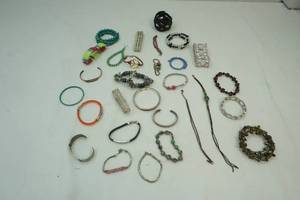 lot 19 image: Bracelets