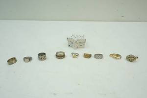 lot 20 image: Jewelry