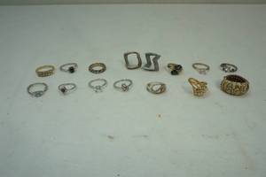 lot 21 image: jewelry