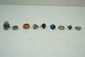 lot 22 image: Jewelry