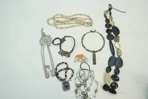 lot 92 image: jewelry
