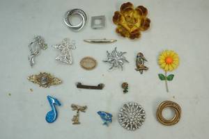 lot 95 image: Jewelry