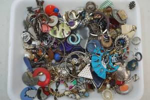 lot 98 image: Jewelry