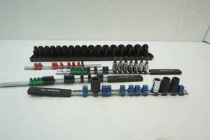 lot 100 image: Socket Holders