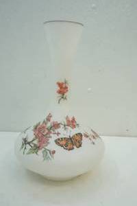 lot 124 image: Milk glass Butterfly vase