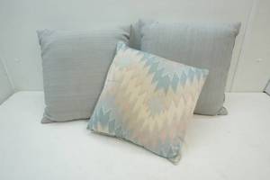 lot 175 image: accent pillows