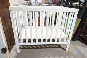 lot 200 image: Infanttoddler crib