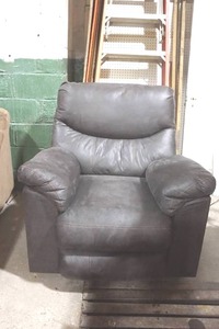 lot 250 image: Ashley Furn. rocker recliner