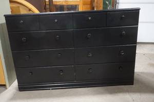 lot 253 image: chest of drawers