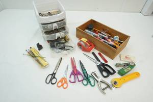 lot 315 image: sewing supplies