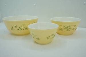 lot 329 image: vintage Pyrex bowls