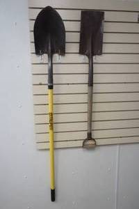 lot 407 image: Truper spade