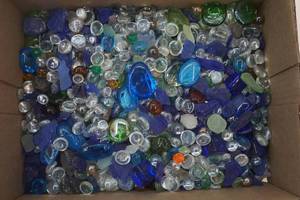 lot 413 image: decorative glass stones