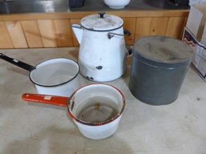 lot 72 image: Vintage Enamel Pieces