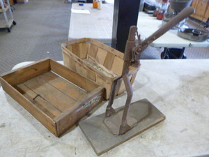 lot 106 image: Vintage Bottle Capper