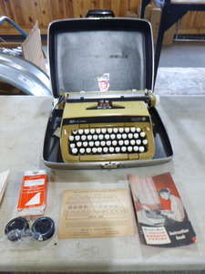 lot 115 image: Vintage Smith-Corona Galaxie Twelve Typewriter