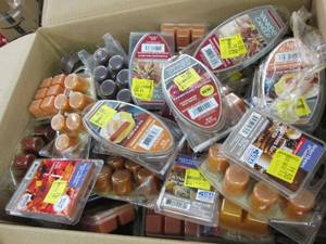 lot 7 image: box of wax melts ...