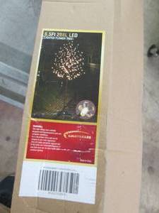 lot 13 image: 6.5 ft 208L LED lighted flower tree...