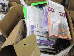 lot 305 image: pallet of faux flowers and more ...