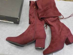 lot 304 image: 8 pairs of various size lulus women...