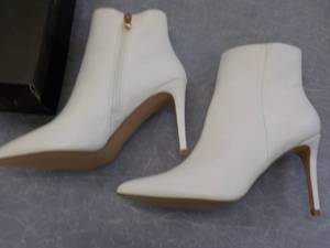 lot 303 image: 11 pairs of various size womens lul...