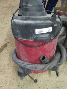 lot 334 image: 10 gallon shop vac powers on missin...