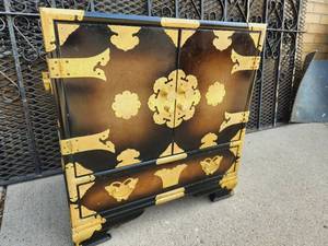 lot 25 image: Vintage Asian Style Chest