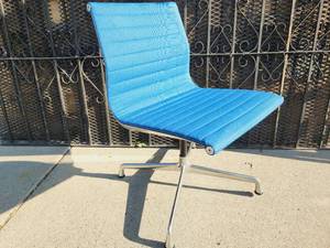 lot 18 image: Eames Aluminum Group Side Chair