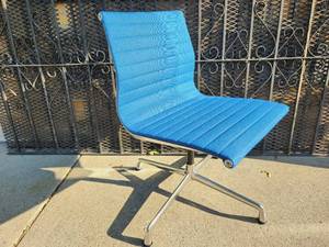lot 29 image: Eames Aluminum Group Side Chair 2