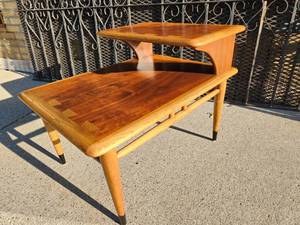 lot 19 image: Vintage Lane Acclaim Stepped End Table