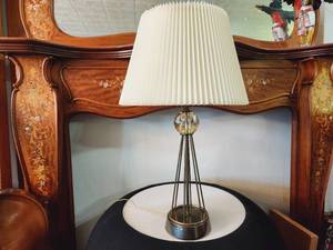 lot 23 image: Vintage Atomic Lamp