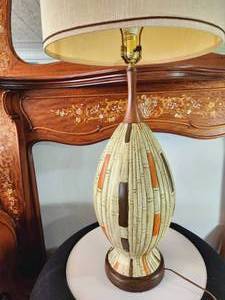 lot 13 image: Vintage Mcm Table Lamp