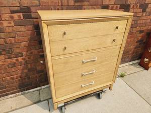 lot 32 image: Vintage Mcm Dresser