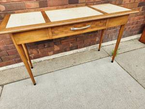 lot 5 image: Vintage Sofa Table