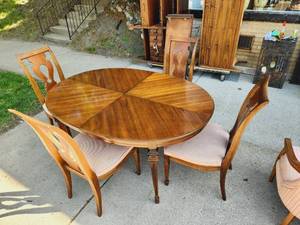lot 9 image: Vintage Drexel Dining Table and Chairs