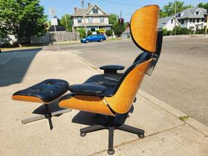 lot 49 image: Vintage Plycraft Eames Style Mod Chair & Ottoman